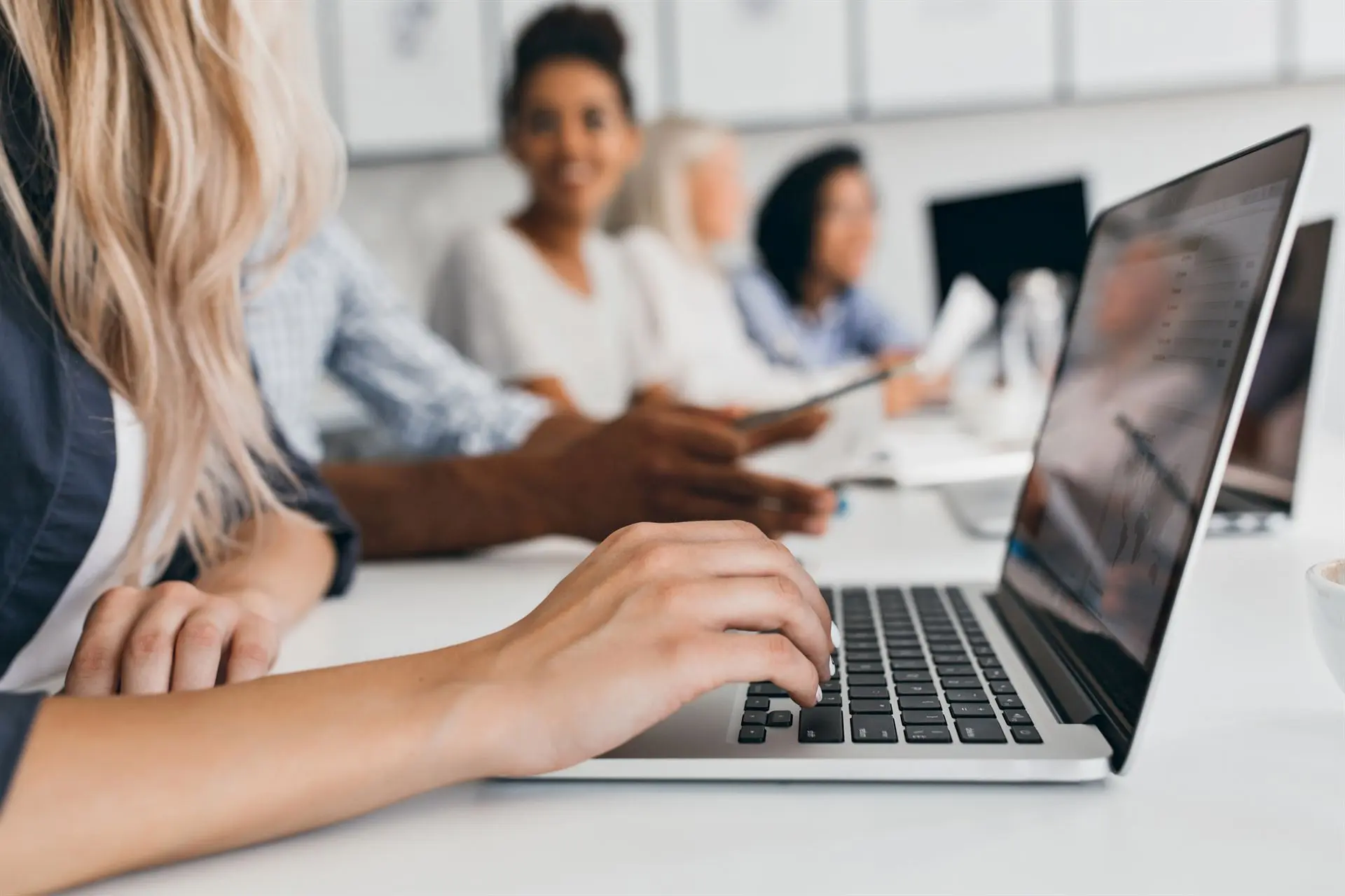 Personnes en formation Excel autour d'un ordinateur portable
