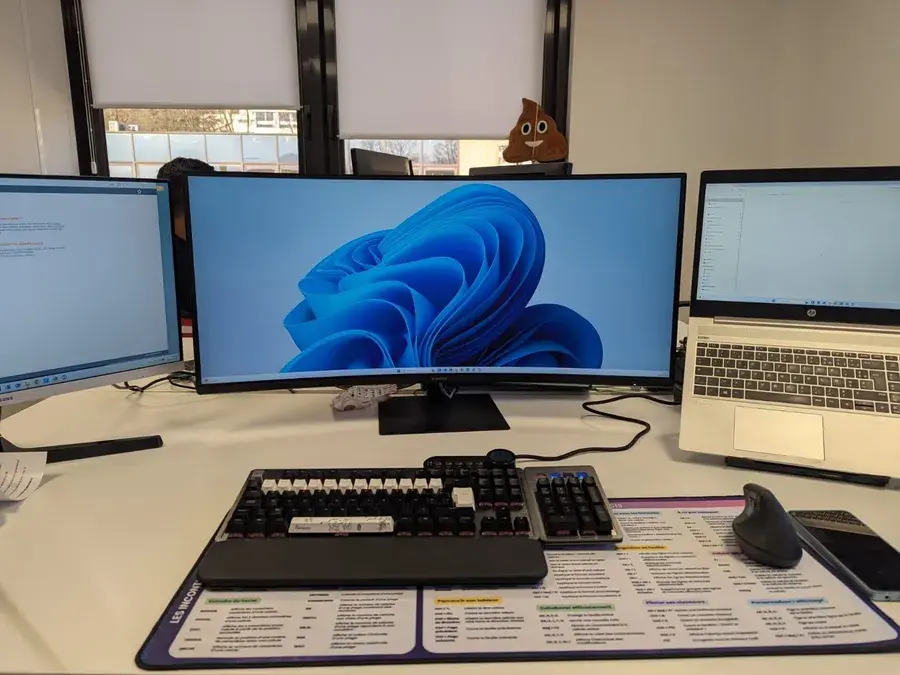 Le tapis de souris Excel sous le clavier d’Enzo, devant trois écrans