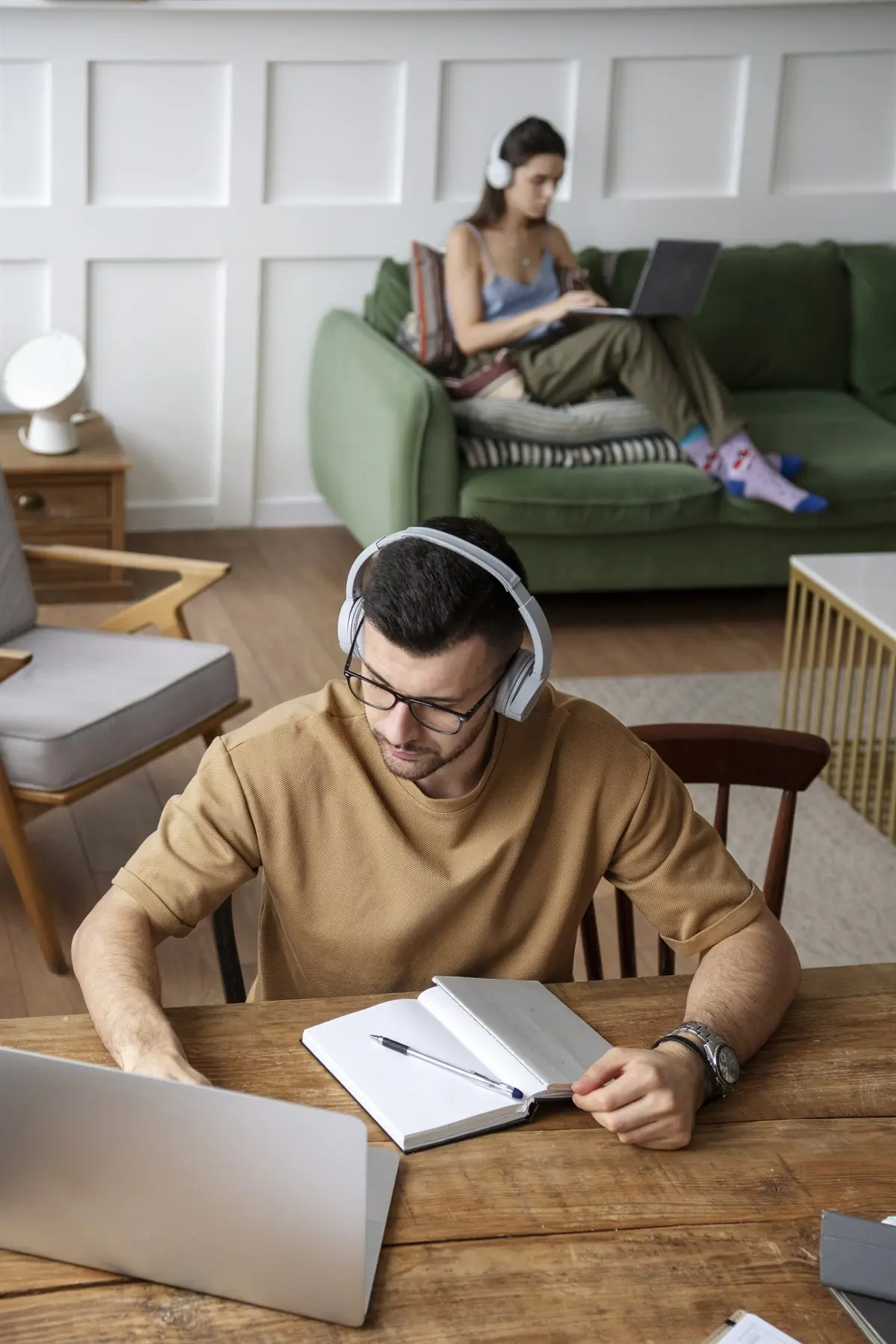Personnes suivant une formation Excel à distance en e-learning depuis chez elles