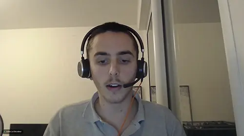Julien Le Décodeur anime un cours collectif du Dojo en direct, casque sur les oreilles