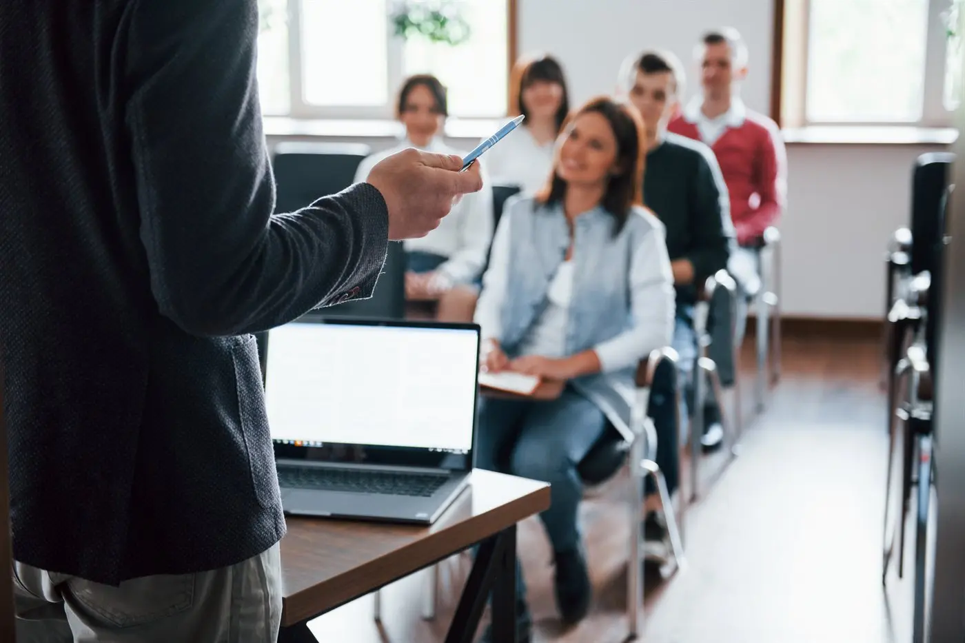 Formateur Excel animant une session de formation en présentiel devant un groupe