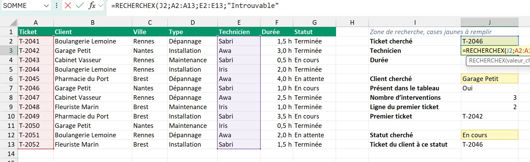 La formule RECHERCHEX en cours de saisie en J3, la barre de formule qui la montre en entier, et les deux plages encadrées dans le tableau, la colonne des tickets en rouge et celle des techniciens en violet