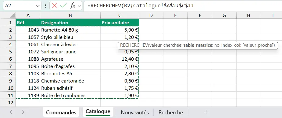 La feuille Catalogue affichée pendant la saisie, la table A2:C11 entourée de pointillés et la barre de formule montrant =RECHERCHEV(B2;Catalogue!$A$2:$C$11
