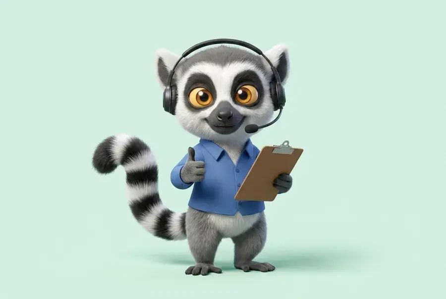 Mascotte lémurien du Dojo en tenue de commercial (chemise, casque téléphonique) faisant un pouce levé, sur fond vert clair