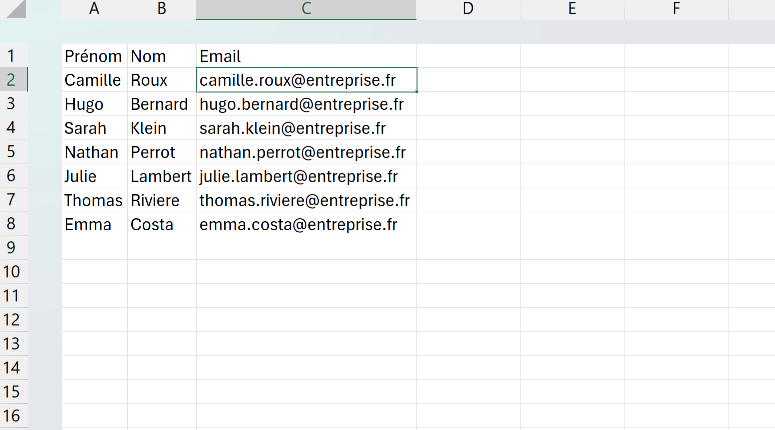 Fichier RH Excel où une formule de concaténation assemble prénom et nom pour générer les adresses email professionnelles en minuscules.