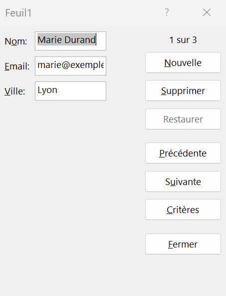 Boîte de dialogue Formulaire de saisie d'Excel affichant le premier enregistrement d'un tableau champ par champ (Nom, Email, Ville) avec les boutons Nouvelle, Supprimer, Précédente, Suivante, Critères et Fermer