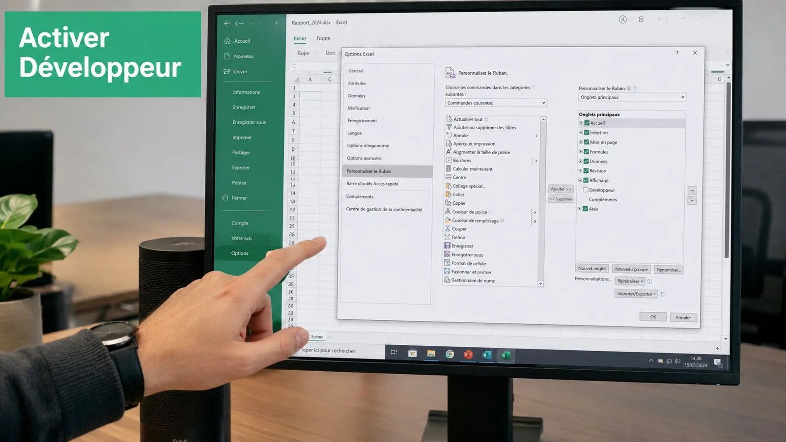 Une personne montre avec son doigt l'onglet Options Excel pour activer l'onglet Développeur sur l'écran.