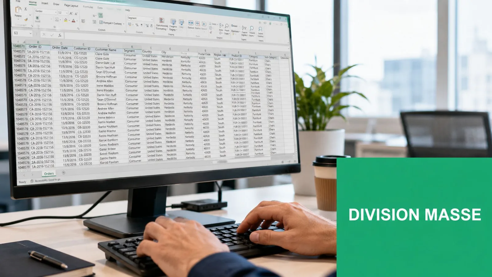 Une personne travaille sur une feuille de calcul Excel sur son ordinateur dans un bureau moderne.