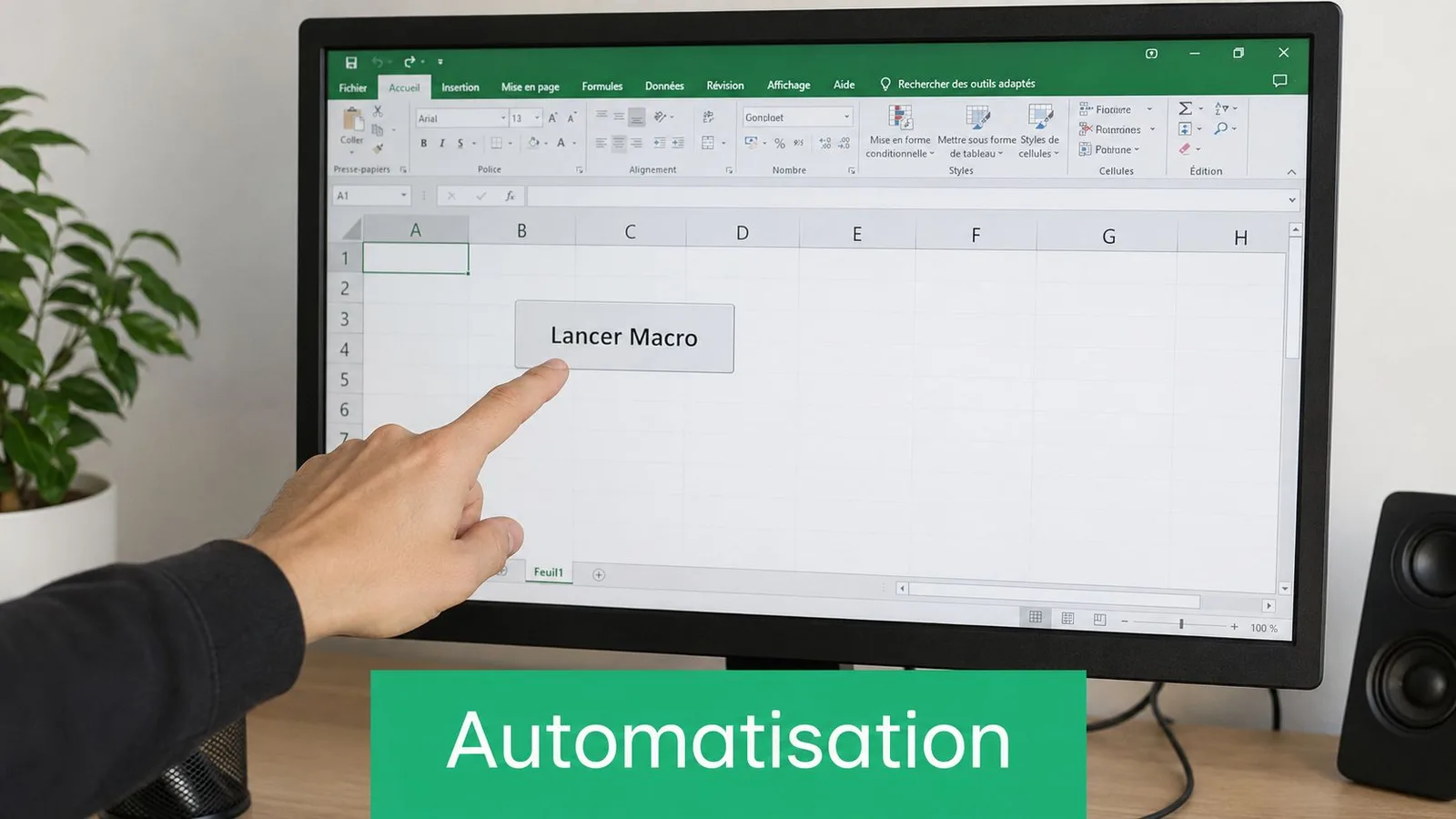 Une main pointant sur un bouton Lancer Macro dans un tableur Excel sur un écran d'ordinateur.