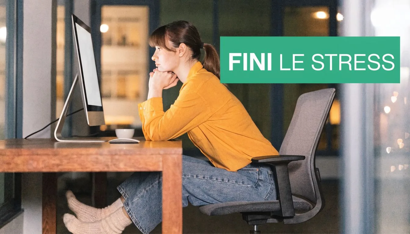 Une jeune femme travaillant calmement devant son ordinateur dans un bureau à l'ambiance apaisée et studieuse.