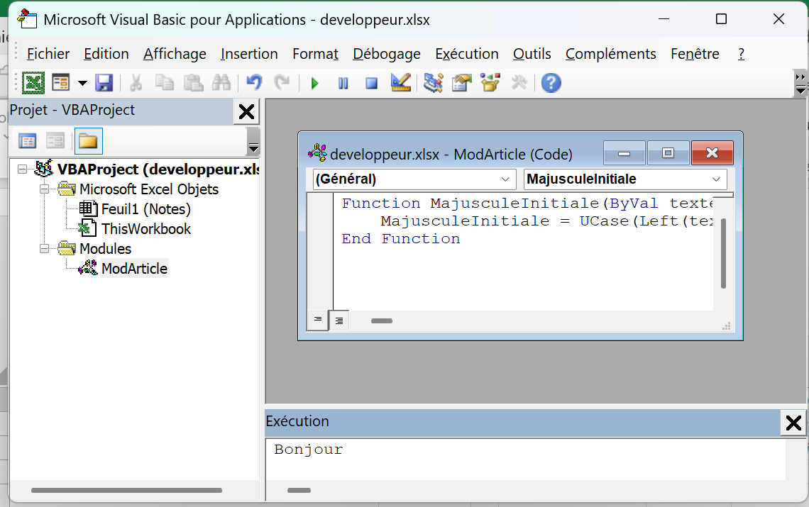 L’éditeur VBA avec son explorateur de projets à gauche, un module de code au centre et la fenêtre Exécution en bas, qui affiche Bonjour en réponse à un appel de fonction