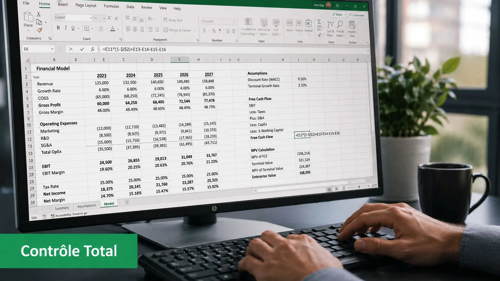 Une personne travaille sur un ordinateur affichant un tableau financier complexe sous le logiciel Excel Microsoft.