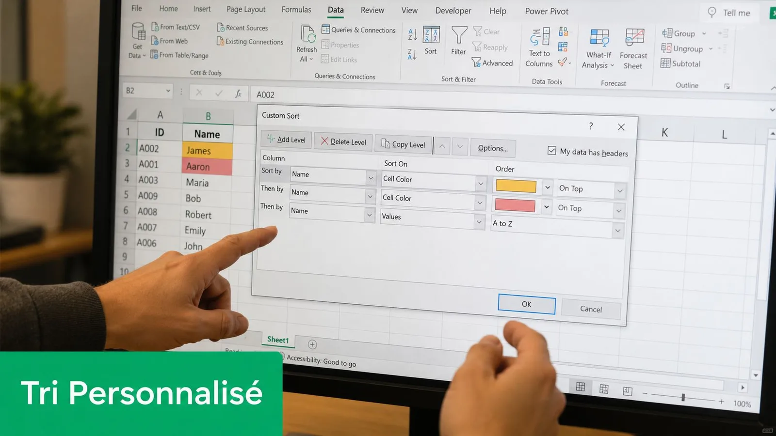 Une main pointant vers une fenêtre de tri personnalisé ouverte dans un logiciel de tableur Excel.